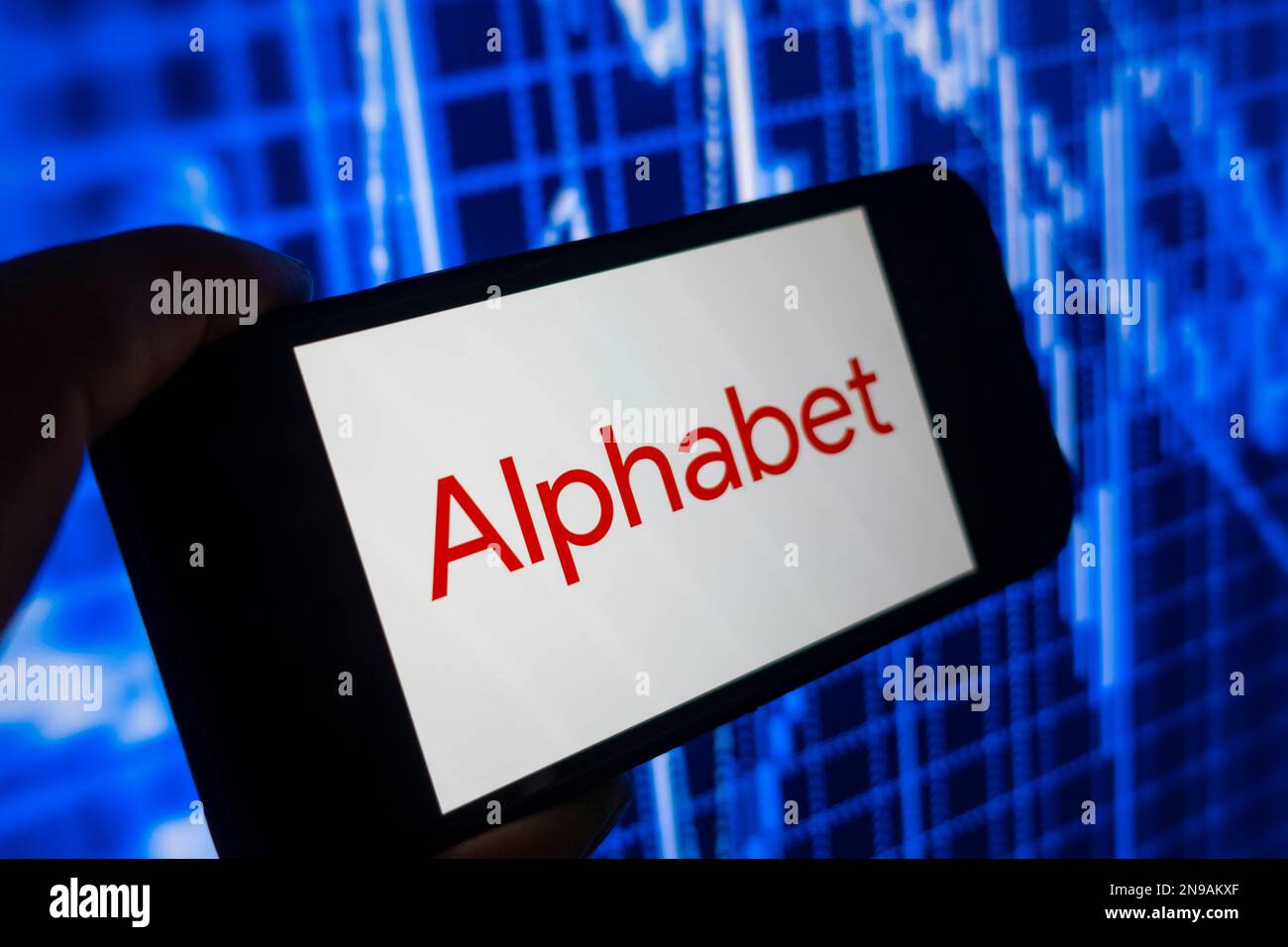 Imagen compuesta digital del logotipo del alfabeto de Google en el teléfono scree. Foto de stock