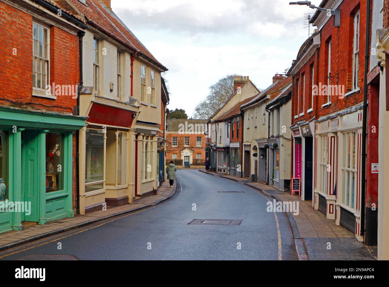 Una calle estrecha con pequeñas tiendas fuera del mercado en la ciudad de Aylsham, Norfolk, Inglaterra, Reino Unido. Foto de stock