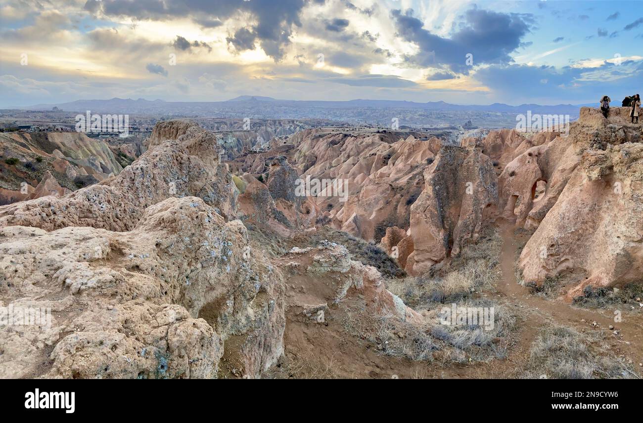 Paisaje del atardecer en el valle de roca roja en Capadocia, Nevsehir, Turquía Foto de stock