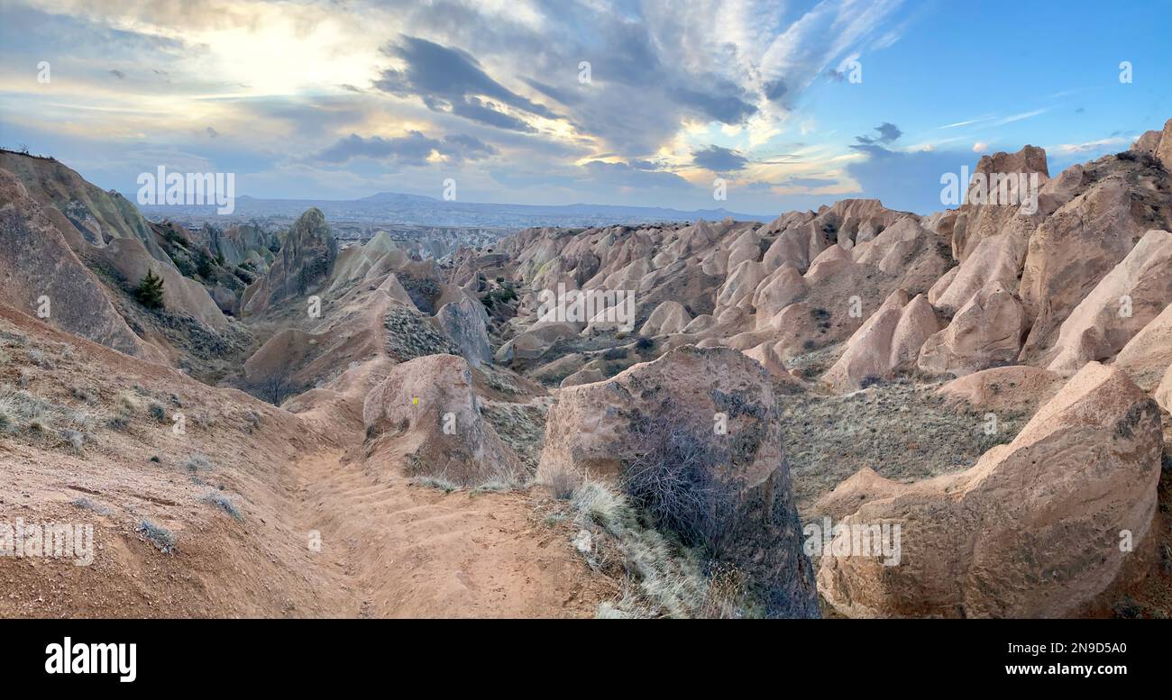 Paisaje del atardecer en el valle de roca roja en Capadocia, Nevsehir, Turquía Foto de stock