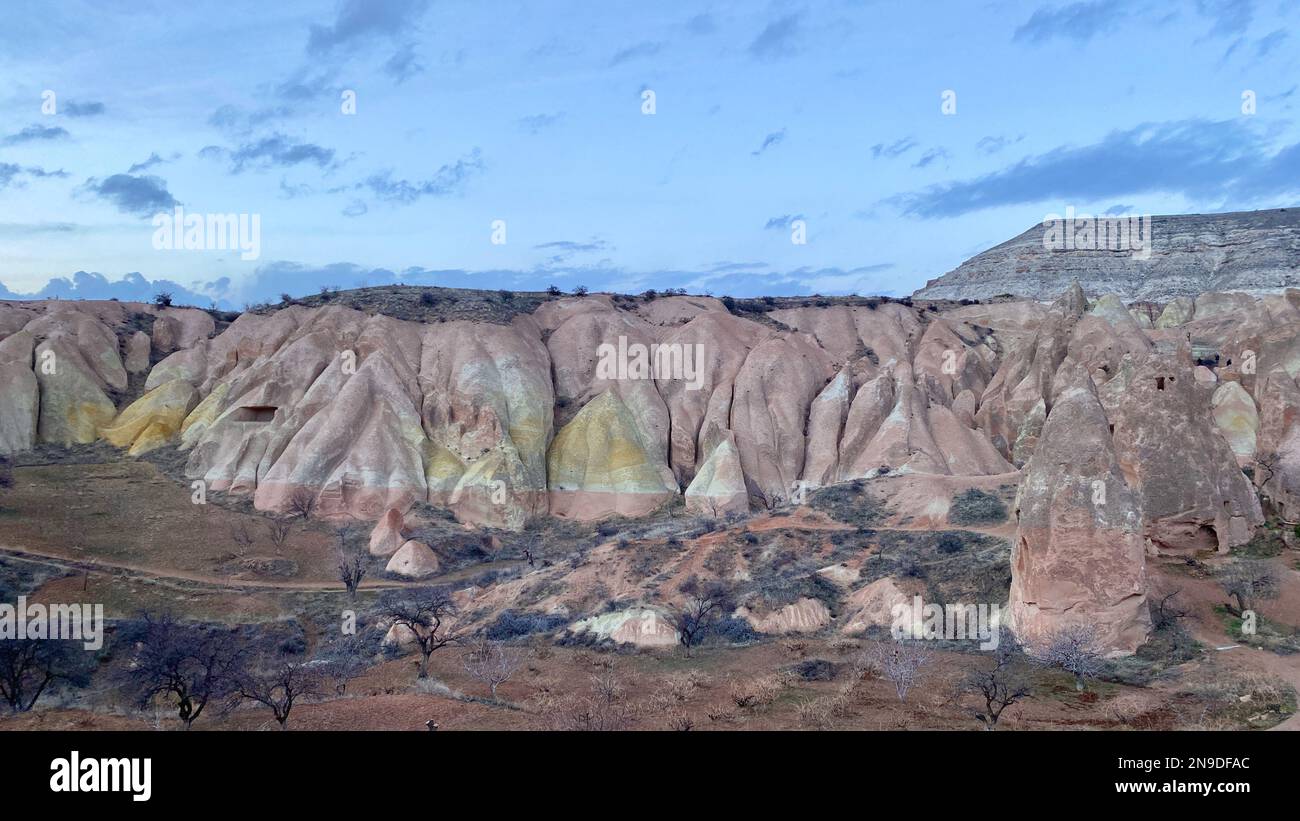 Paisaje del atardecer en el valle de roca roja en Capadocia, Nevsehir, Turquía Foto de stock