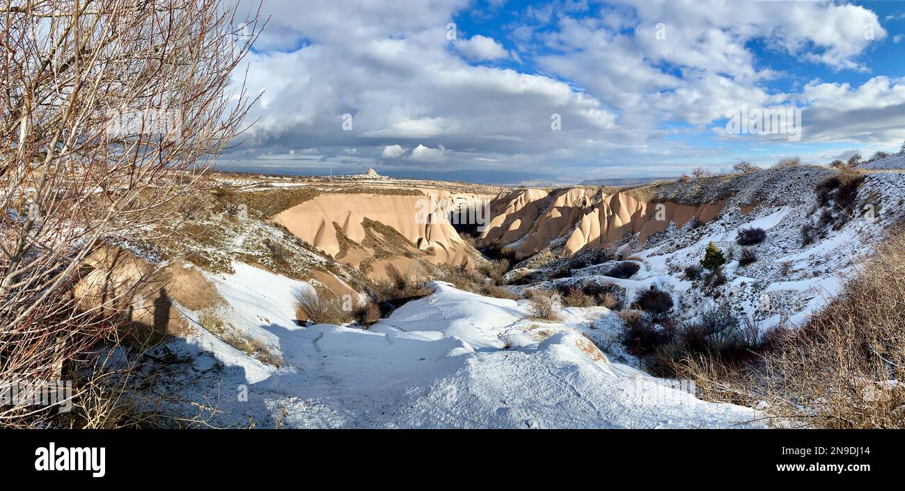 Paisaje nevado en el valle de roca roja en Capadocia, Nevsehir, Turquía Foto de stock