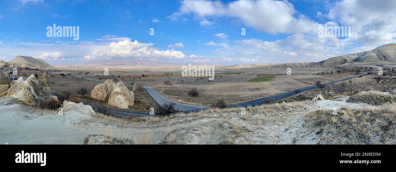 Formaciones de rocas extraordinarias colinas rocosas de valle de setas, pasabaglari, Capadocia, Nevsehir, Turquía Foto de stock