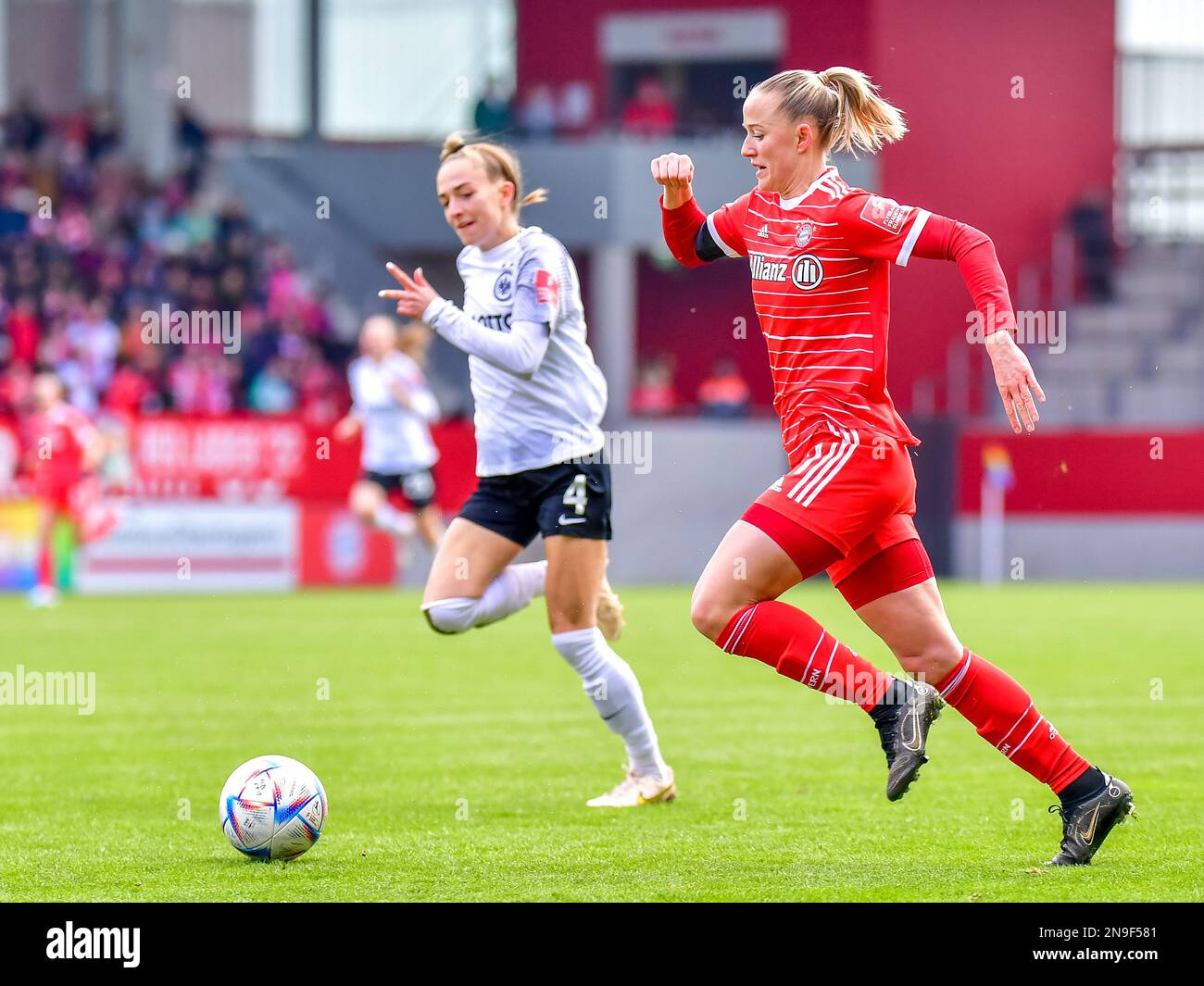 Lea Schuller (11 FC Bayern München) en acción en el partido Flyeralarm Frauen-Bundesliga entre el FC Bayern Munich - Eintracht Frankfurt en 12.02.2023 Foto de stock