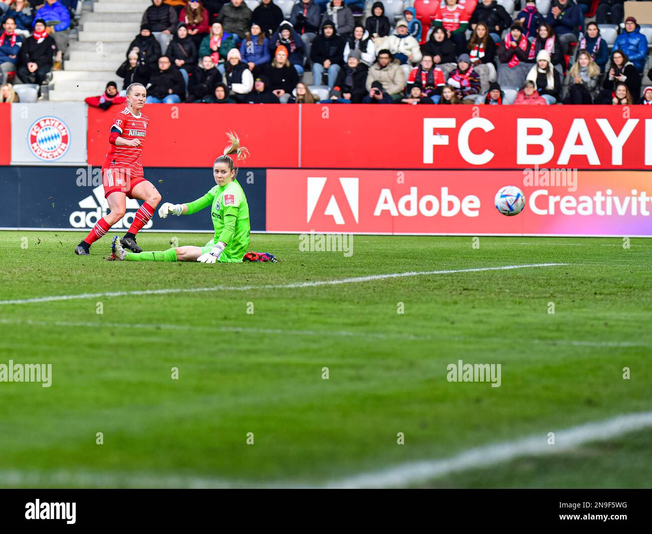 Lea Schüller (11 FC Bayern München) en acción en el partido Flyeralarm Frauen-Bundesliga entre el FC Bayern Munich - Eintracht Frankfurt en 12.02.2023 Foto de stock