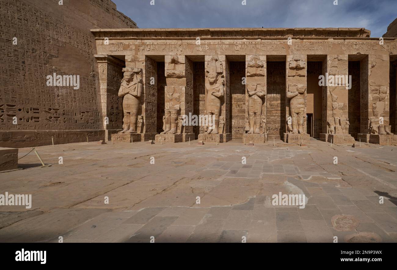 Templo mortuorio de Ramsés III en Medinet Habu en Luxor, Egipto Vista de luz del día que muestra las columnas de Ramessid en la corte de peristilo (primer patio) Foto de stock
