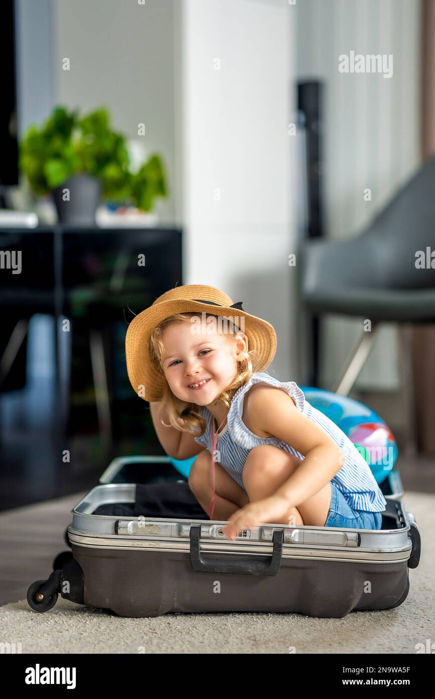 Niña en equipaje de maleta lista para ir para viajar de vacaciones  Fotografía de stock - Alamy
