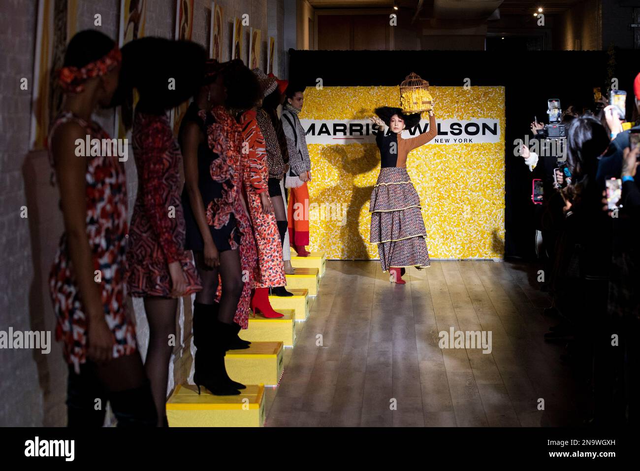 Nueva York, EE.UU. 11th de febrero de Pat Cleveland camina la pasarela en el desfile de moda de Marrisa Wilson durante el de moda de las colecciones de otoño