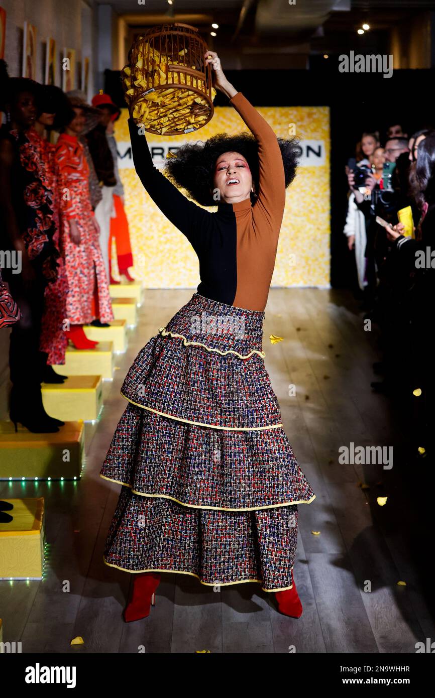 Nueva York, EE.UU. 11th de febrero de 2023. Pat Cleveland camina en la  pasarela en el desfile de moda de Marrisa Wilson durante el desfile de moda  de las colecciones de otoño