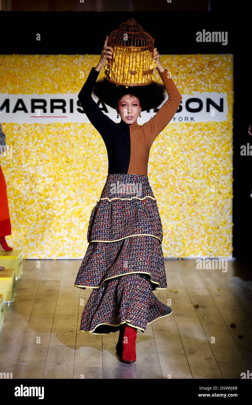 Nueva York, EE.UU. 11th de febrero de Pat Cleveland camina la pasarela en el desfile de moda de Marrisa Wilson durante el de moda de las colecciones de otoño