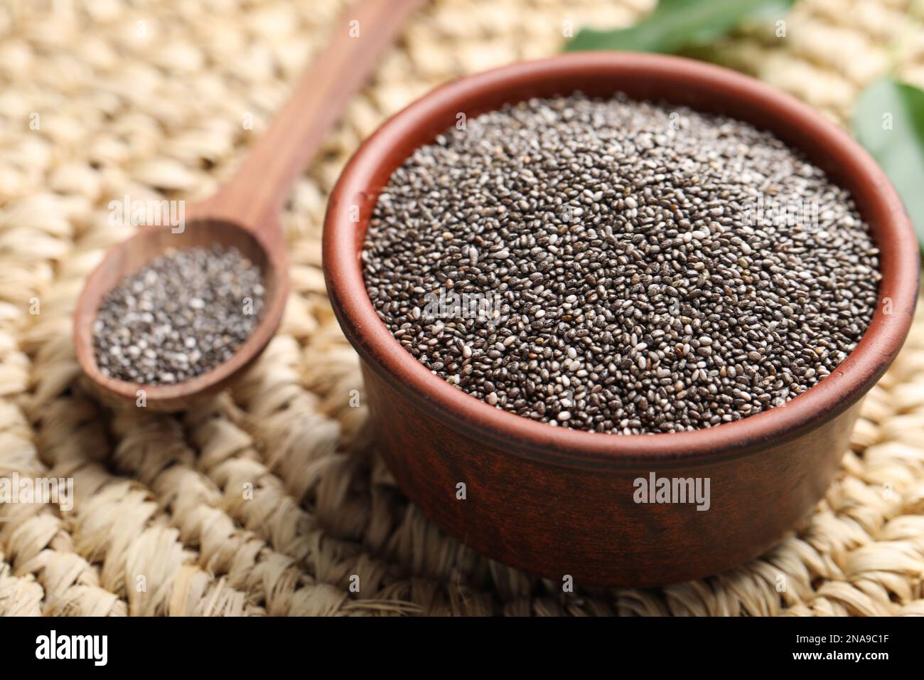 Cuenco con semillas de chía en soporte de mimbre Fotografía de stock - Alamy