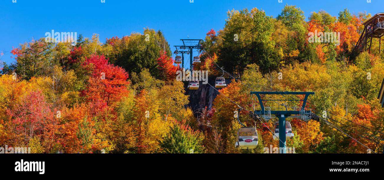 Teleférico con colores otoñales en Mont-Tremblant Ski Resort en las Laurentides de Quebec; Quebec, Canadá Foto de stock