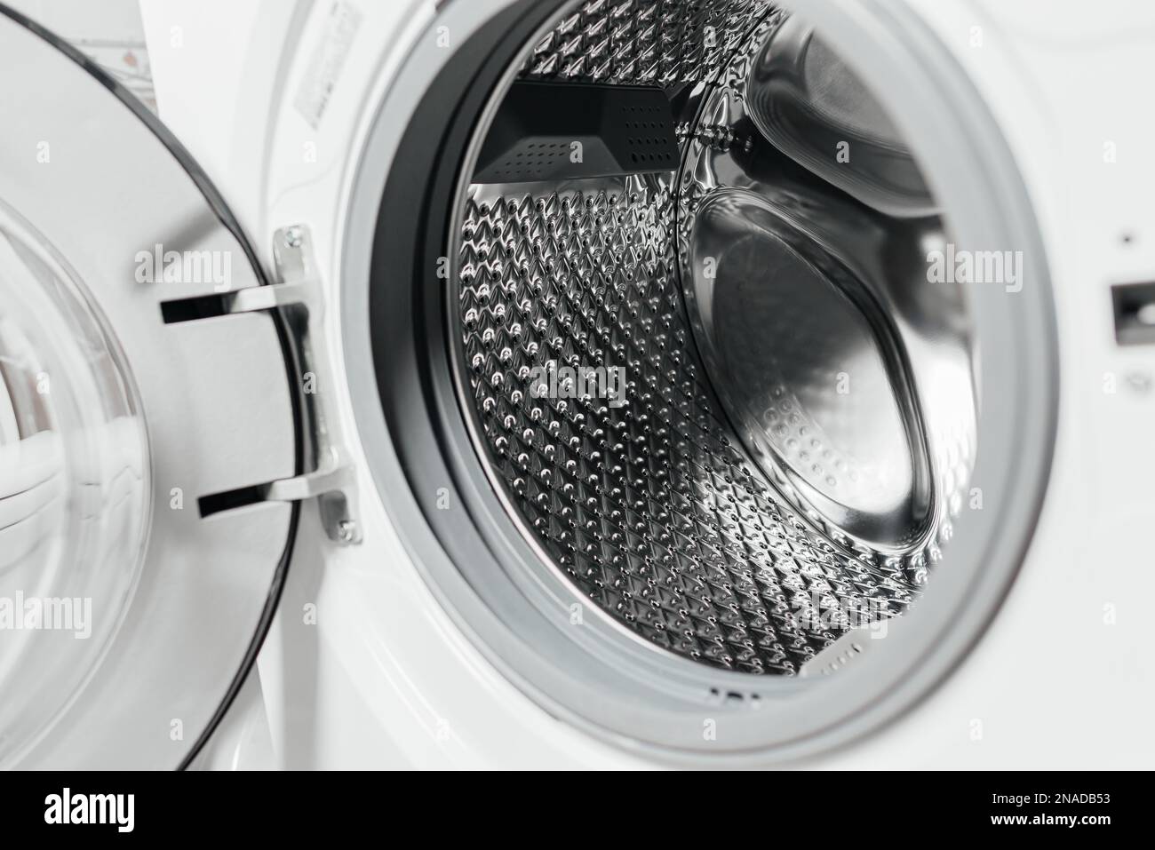 Máquina doméstica para lavar ropa de tela con una tapa abierta