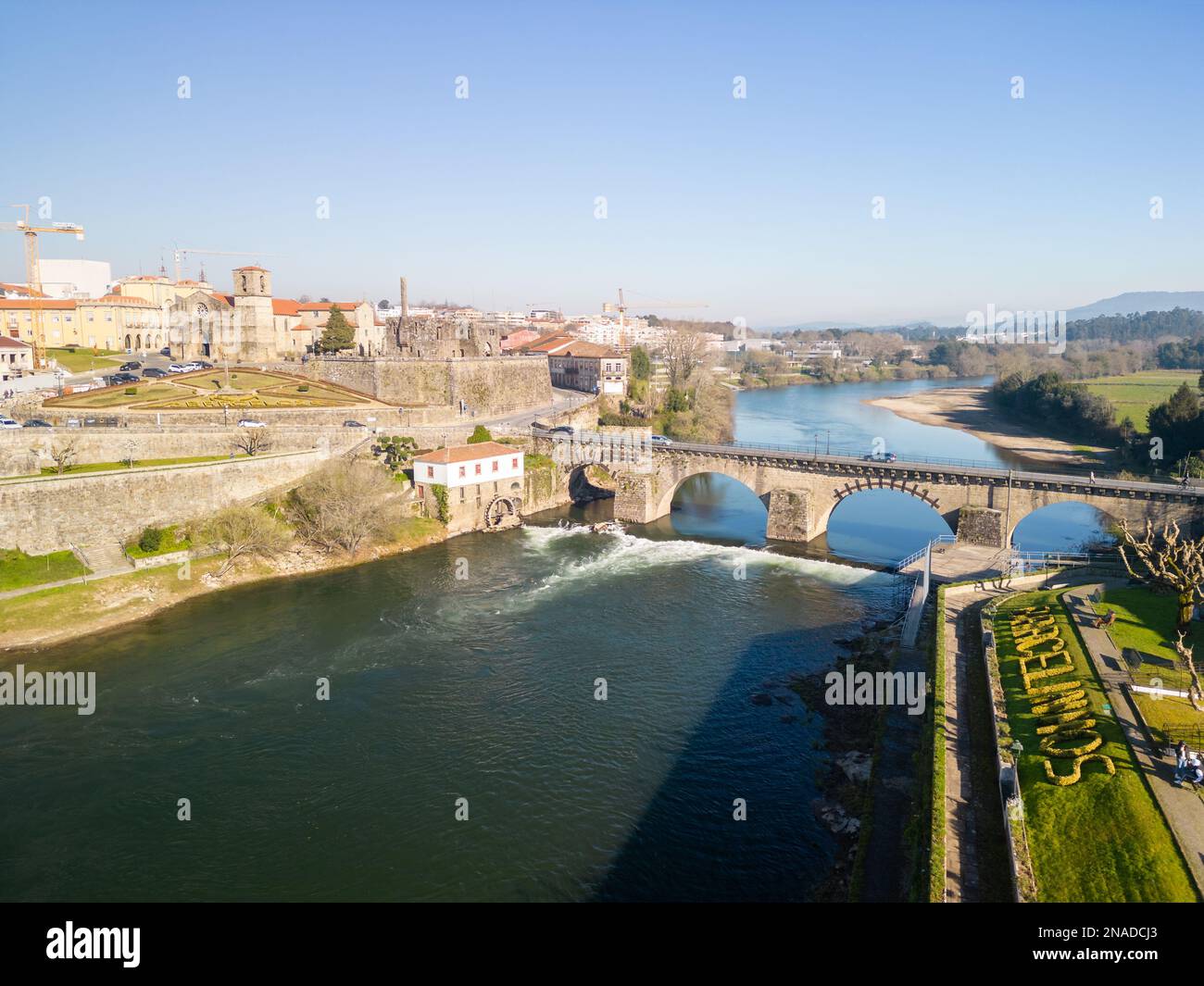 Vista aérea de la ciudad de Barcelos, distrito Braga, Portugal. Paisaje en  el río Cavado, puente de Barcelos, Paco dos Condes, molino de agua e  iglesia Fotografía de stock - Alamy