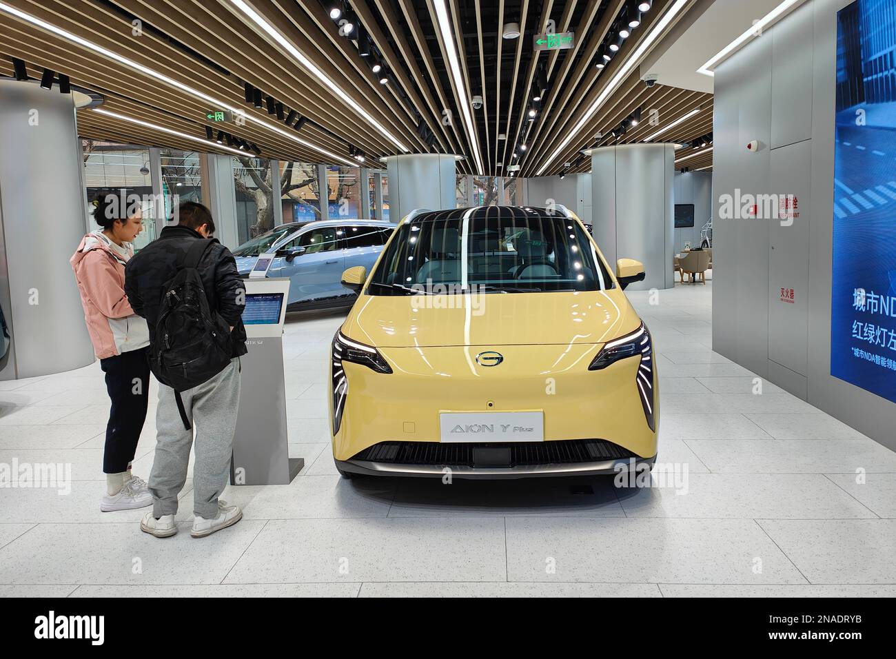 SHANGHÁI, CHINA - 13 DE FEBRERO de 2023 - Los clientes compran un vehículo  eléctrico en el Centro