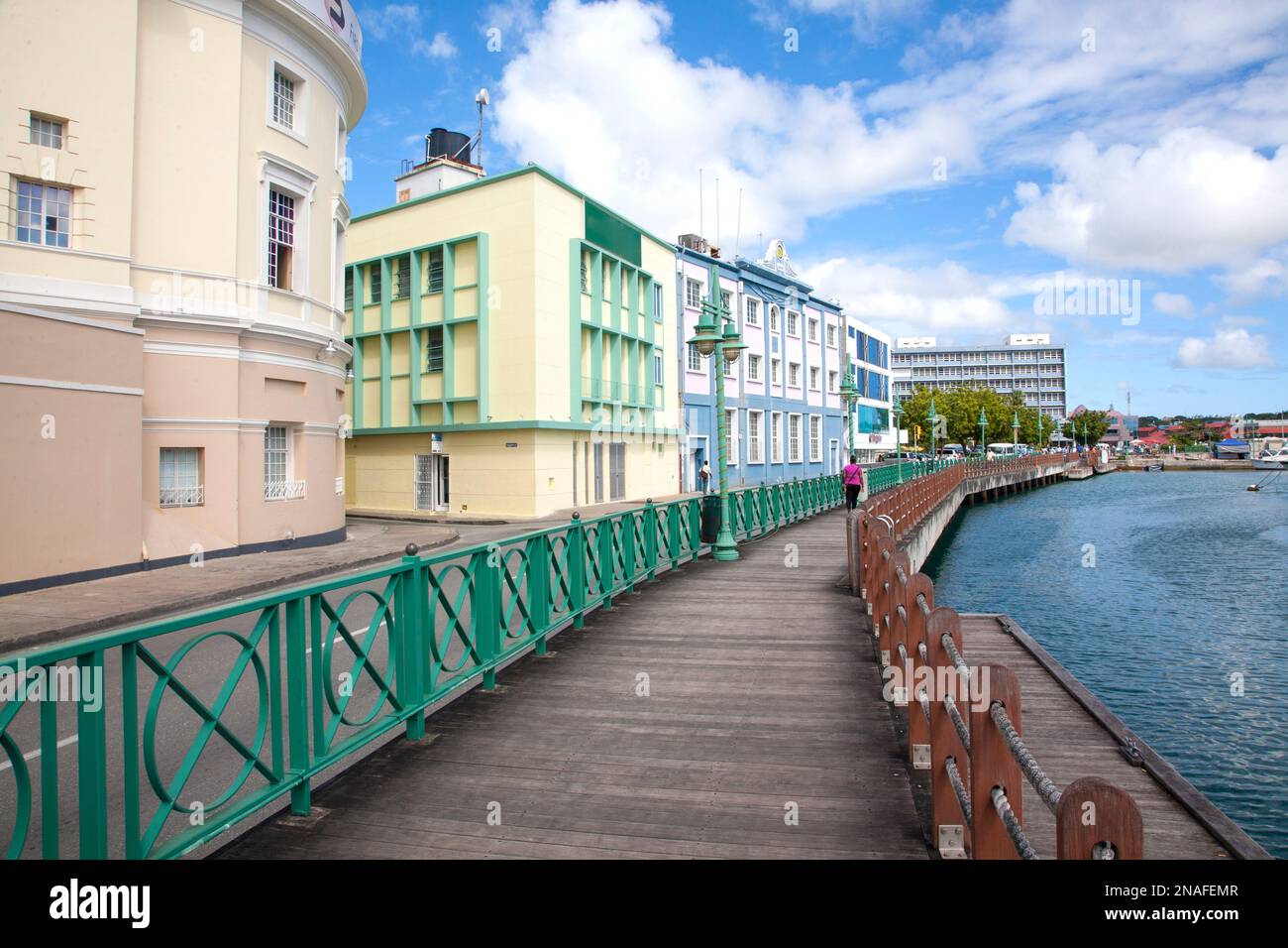 Pasarela a lo largo de un canal en Bridgetown, Barbados; Bridgetown, Barbados, Indias Occidentales Foto de stock