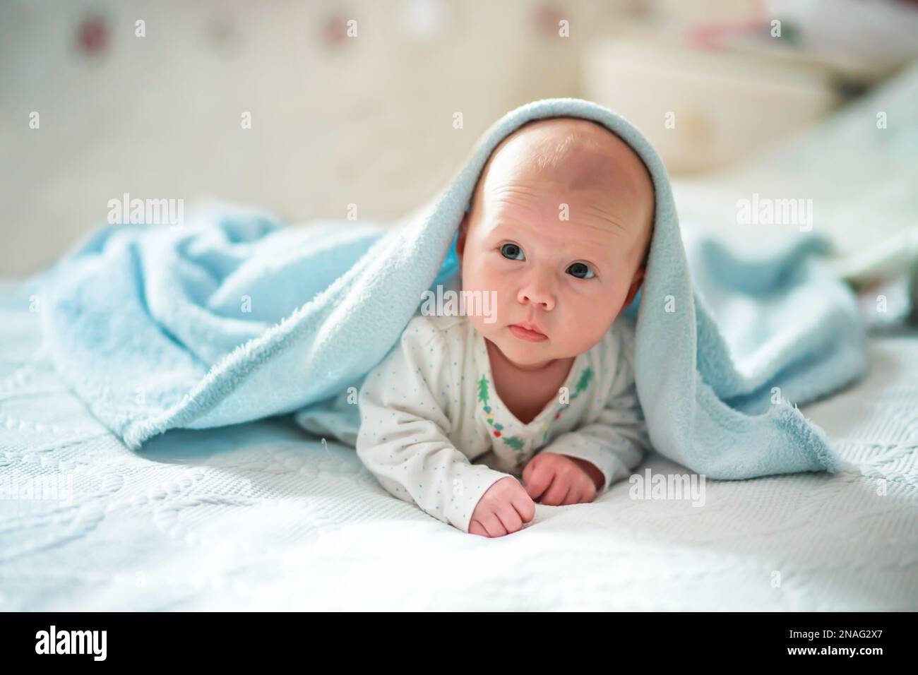 Niño con cabeza grande fotografías e imágenes de alta resolución - Página 2  - Alamy