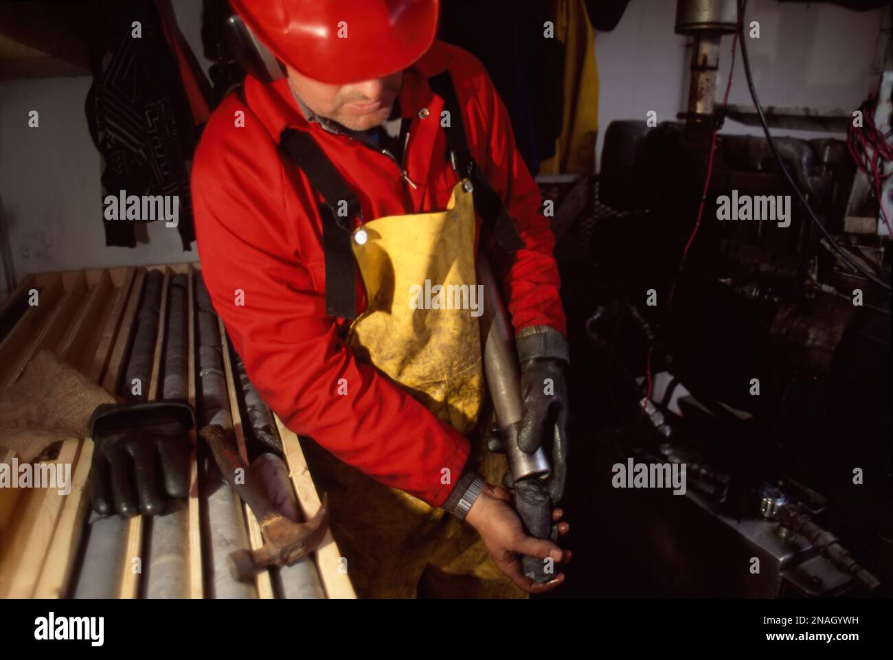 En busca de diamantes, un perforador obtiene una muestra de núcleo de una tubería de perforación; Yellowknife, Territorios del Noroeste, Canadá Foto de stock