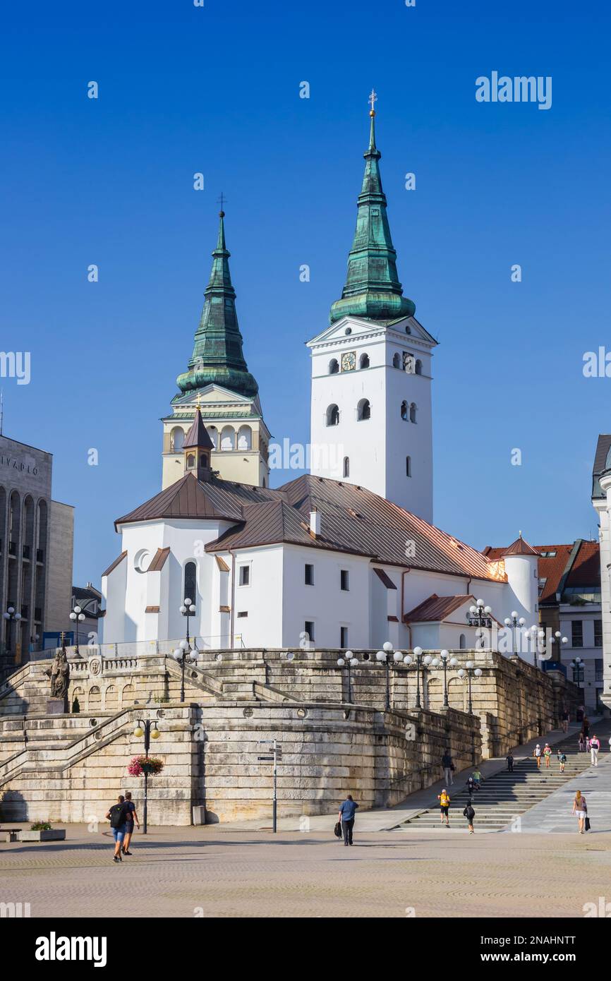 Catedral histórica en la plaza Hlinkovo en Zilina, Eslovaquia Foto de stock