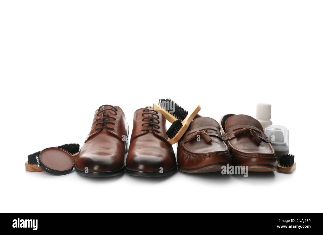 Calzado con estilo y productos de cuidado de zapatos sobre fondo blanco  Fotografía de stock - Alamy
