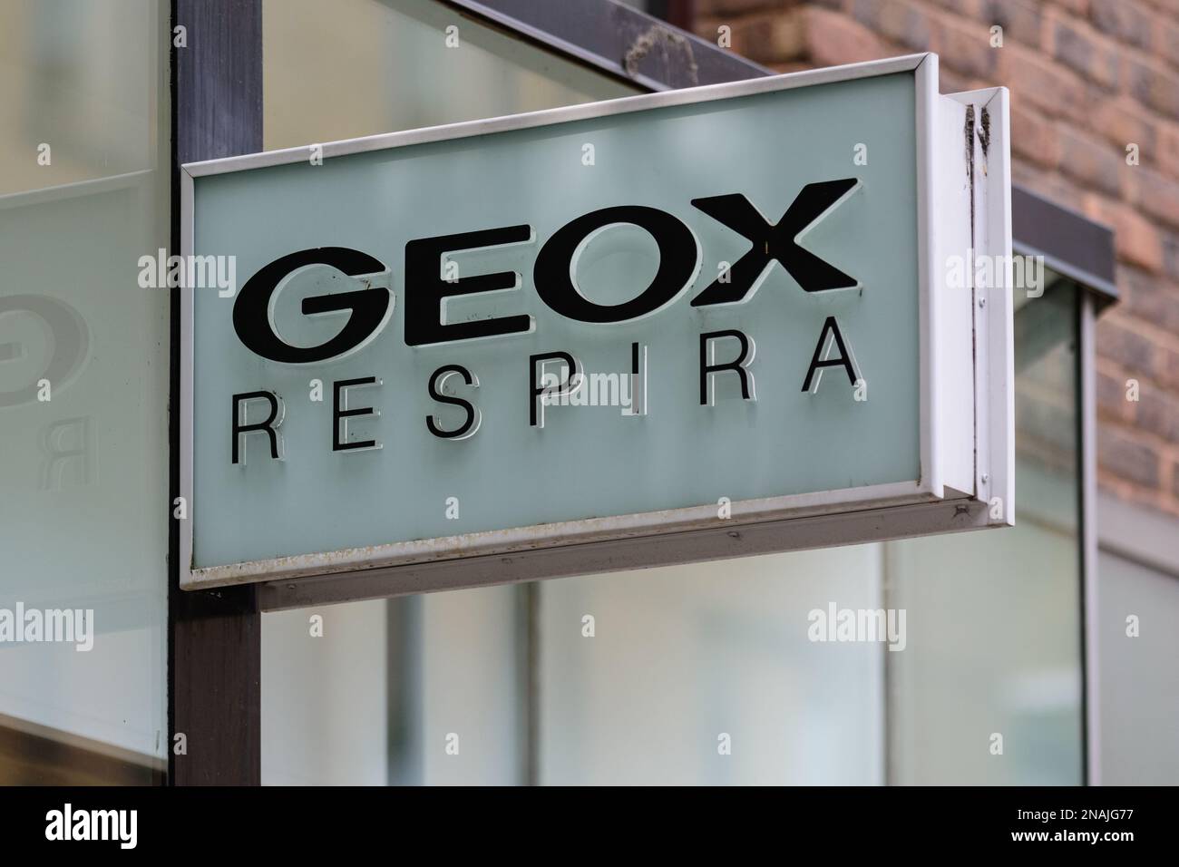 Un cartel fuera de una tienda de zapatos y ropa Geox Respira en una calle  principal en el centro de Londres anuncia la popular tienda de moda a los  compradores y turistas