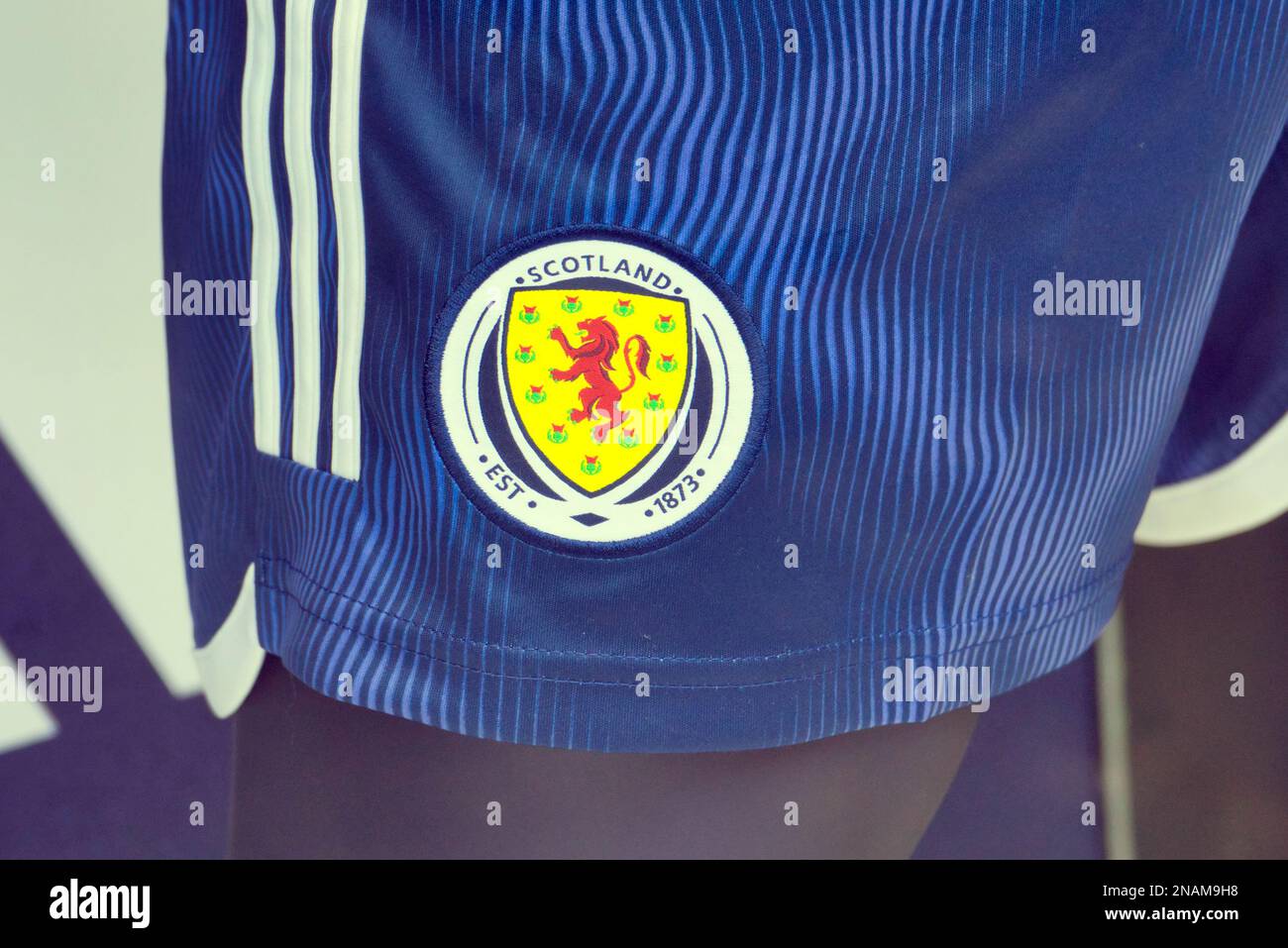 Camiseta e insignia de la selección nacional de fútbol de Escocia Foto de stock