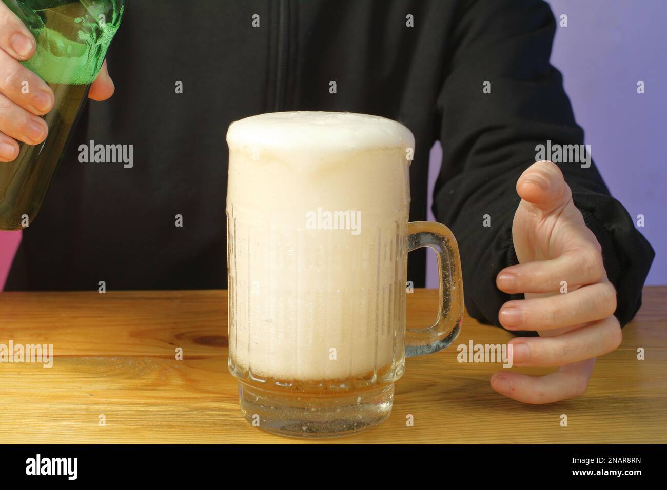 Vaso de cerveza medio lleno fotografías e imágenes de alta resolución -  Página 7 - Alamy