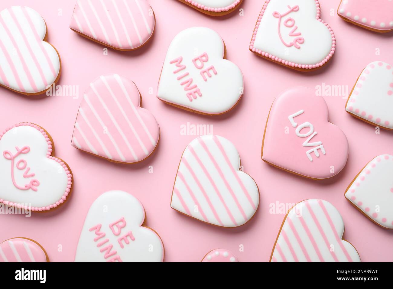 Galletas decoradas en forma de corazón sobre fondo rosa, plana lay. Regalo  de San Valentín Fotografía de stock - Alamy