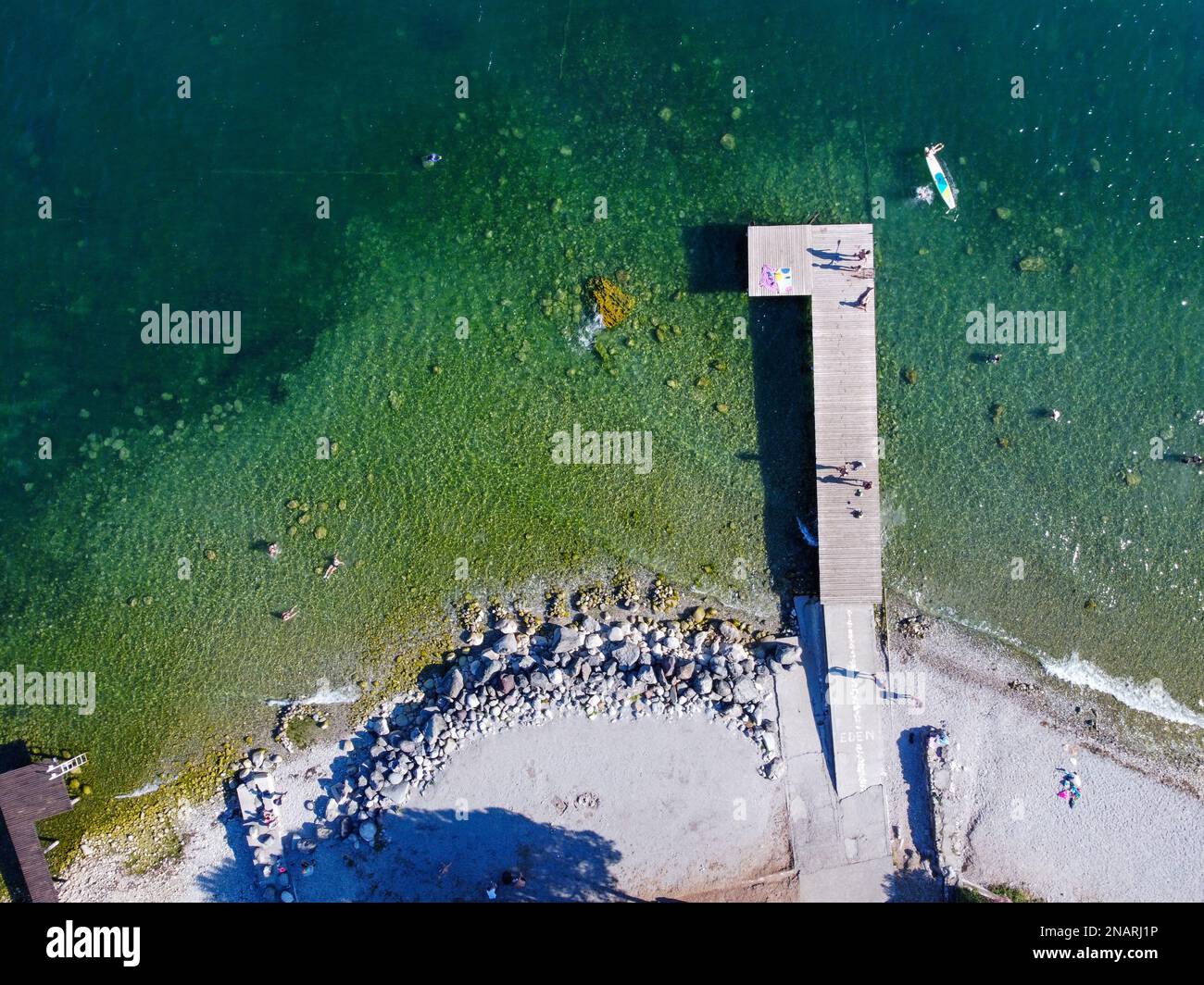 Agua clara del lago de Garda alrededor de Portese, punto de vista aéreo desde un dron Foto de stock