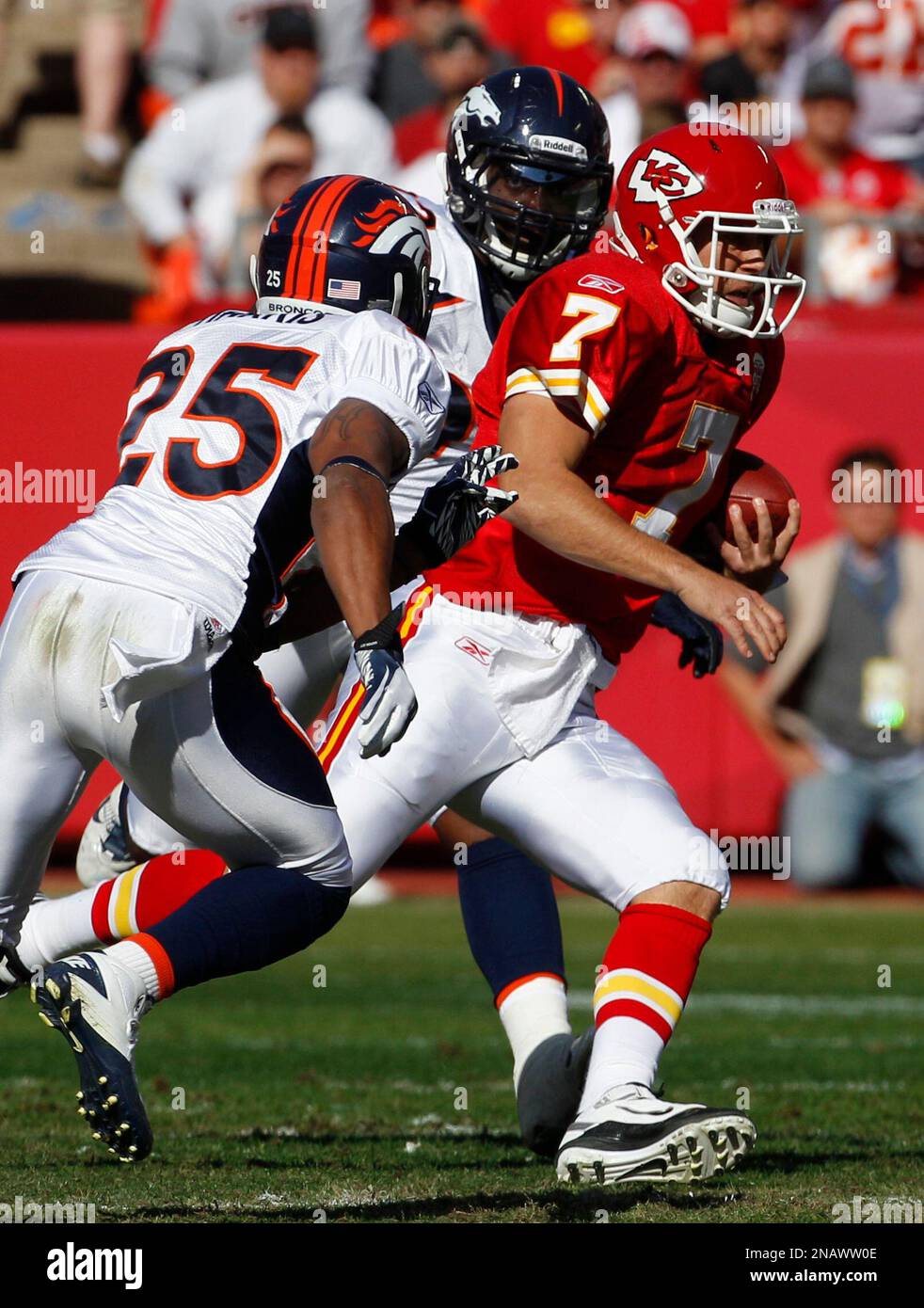 Kansas City Chiefs quarterback Matt Cassel (7) reacciona a una