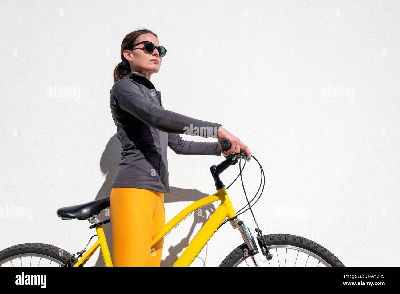 FIT, ciclista femenina de pie astrid su bicicleta, concepto de fitness. Foto de stock