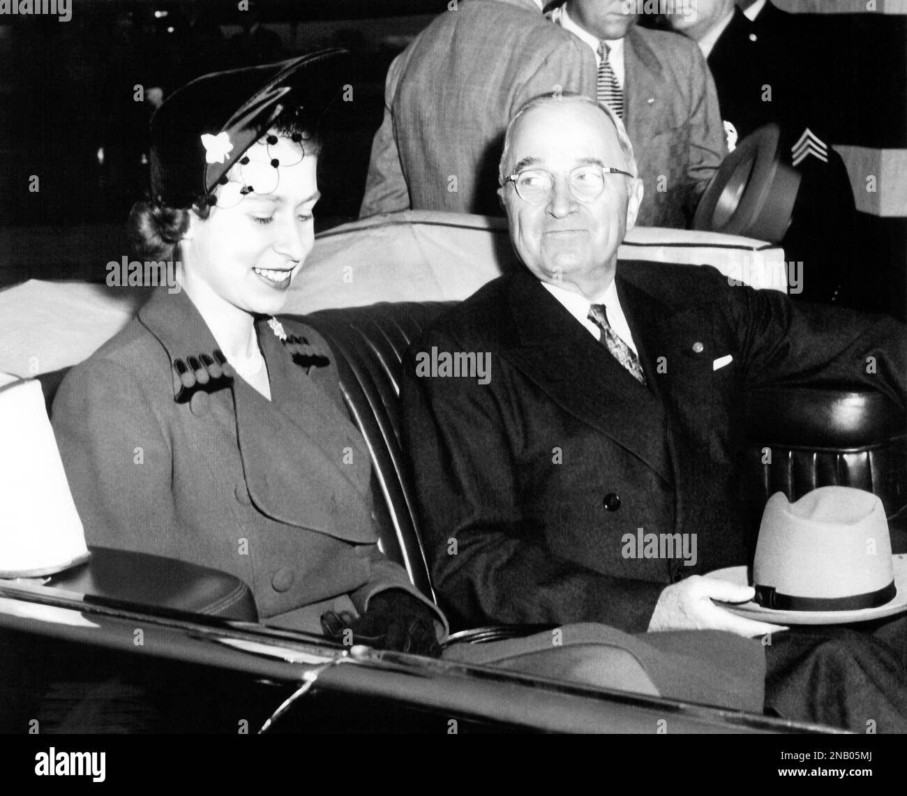 La Princesa Elizabeth de Inglaterra (izquierda) se une al presidente Harry S. Truman en la limusina del presidente ejecutivo para su viaje a Blair House desde la Terminal de Servicio de Transporte Aéreo Militar del Aeropuerto Nacional de Washington en Arlington, Virginia, el 31 de octubre de 1951. (EE.UU.) Foto de stock