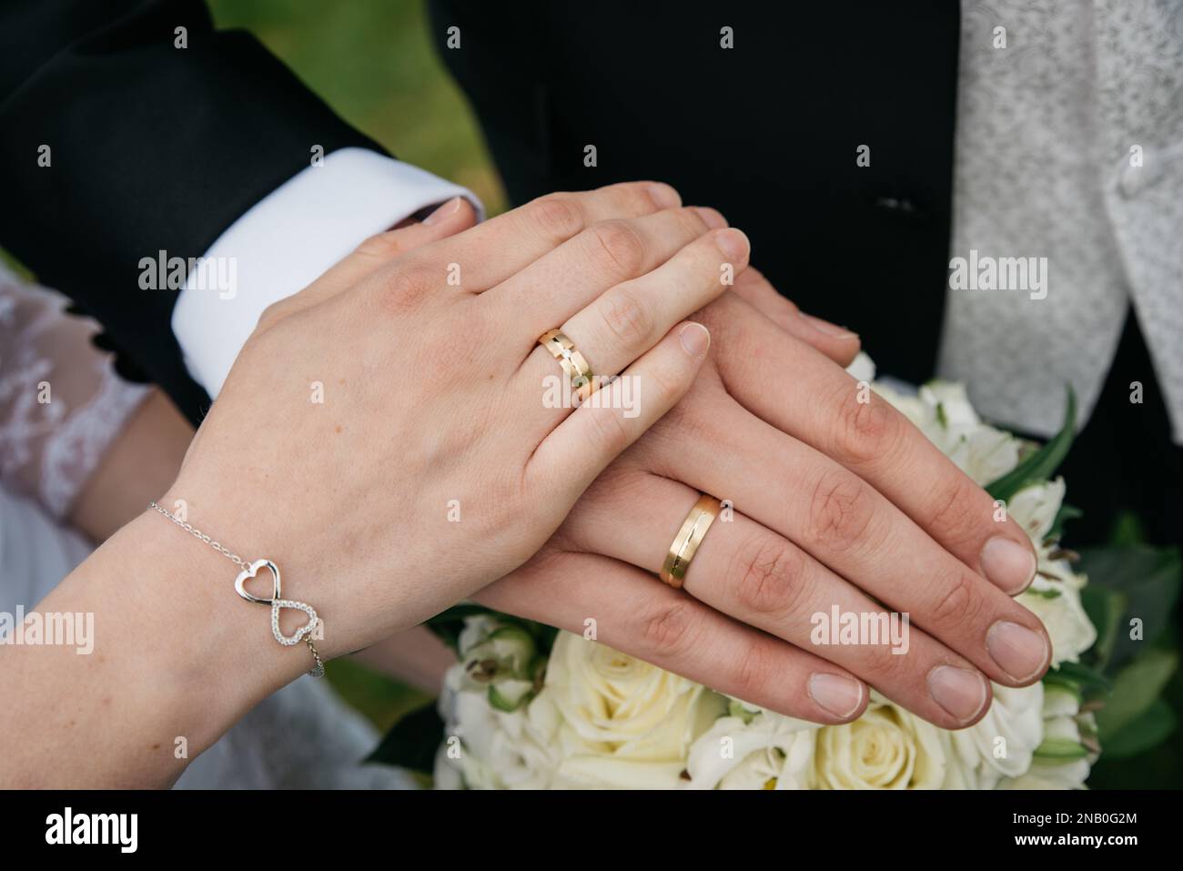 Un primer plano de las manos de la novia y el novio sobre el otro después  de ponerse los anillos de matrimonio Fotografía de stock - Alamy