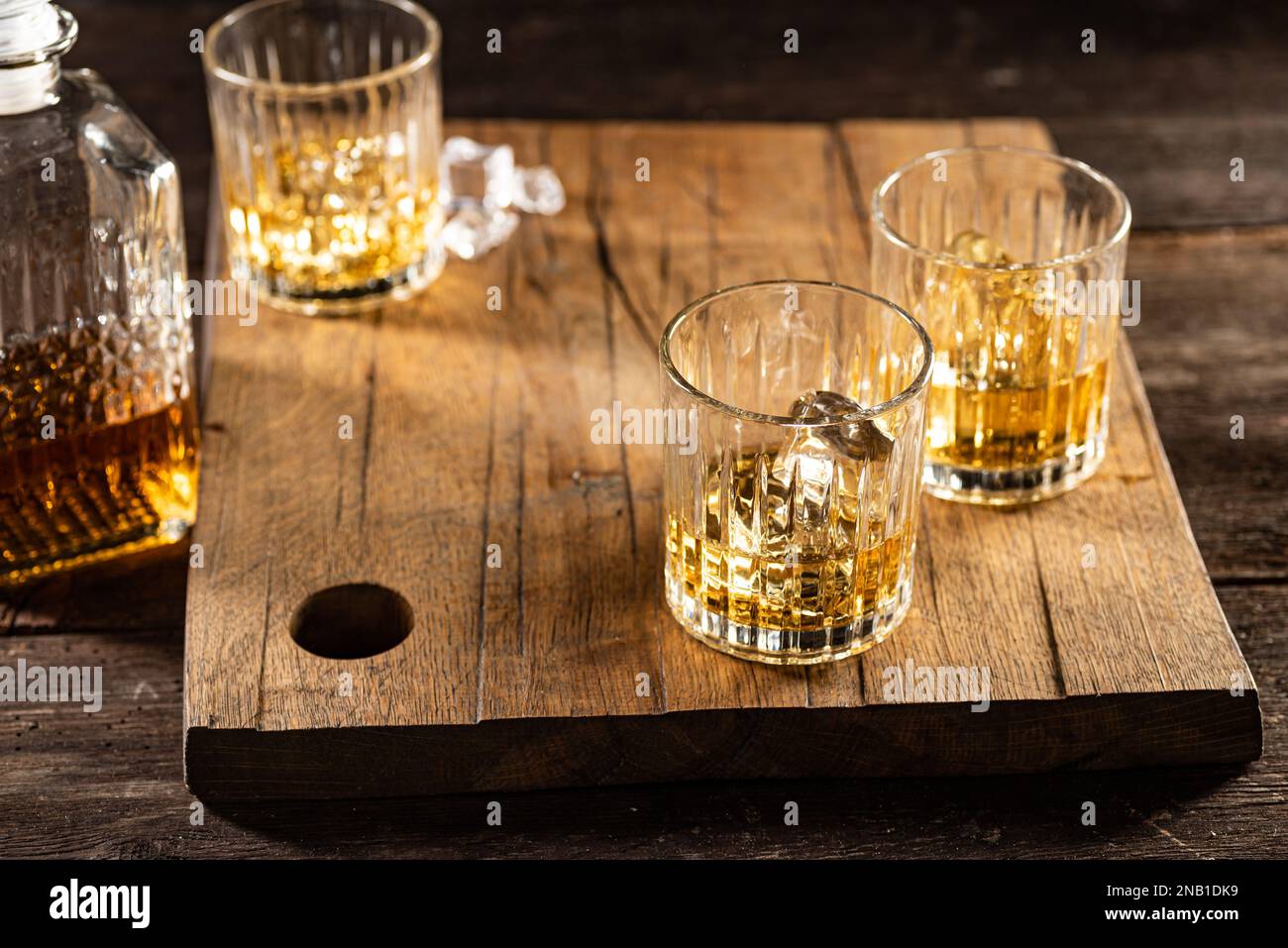 camioneta Jabón teoría Una botella de whisky con vasos en una mesa de madera Fotografía de stock -  Alamy