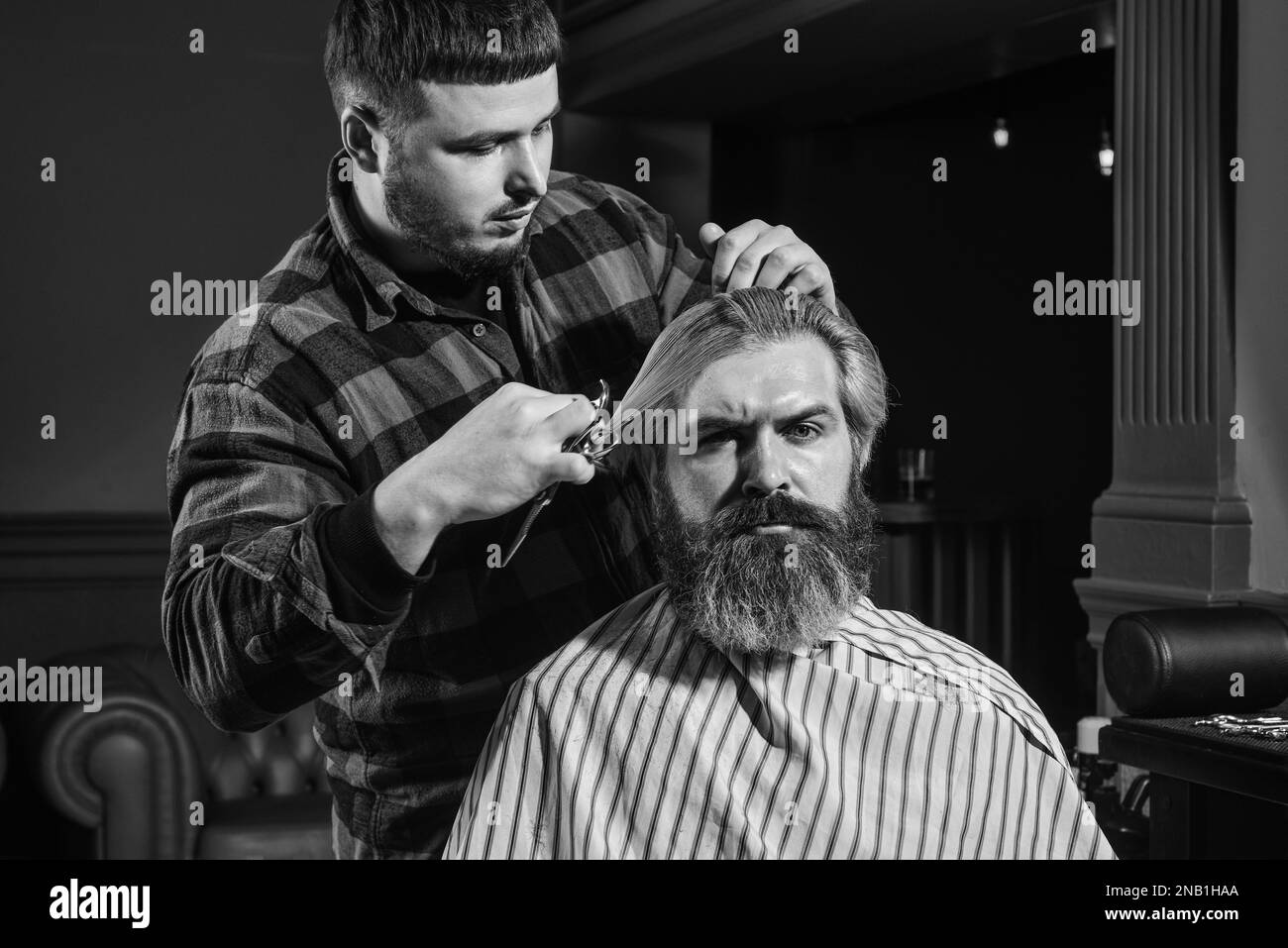 Hombre con barba en el barbero Fotografía de stock - Alamy