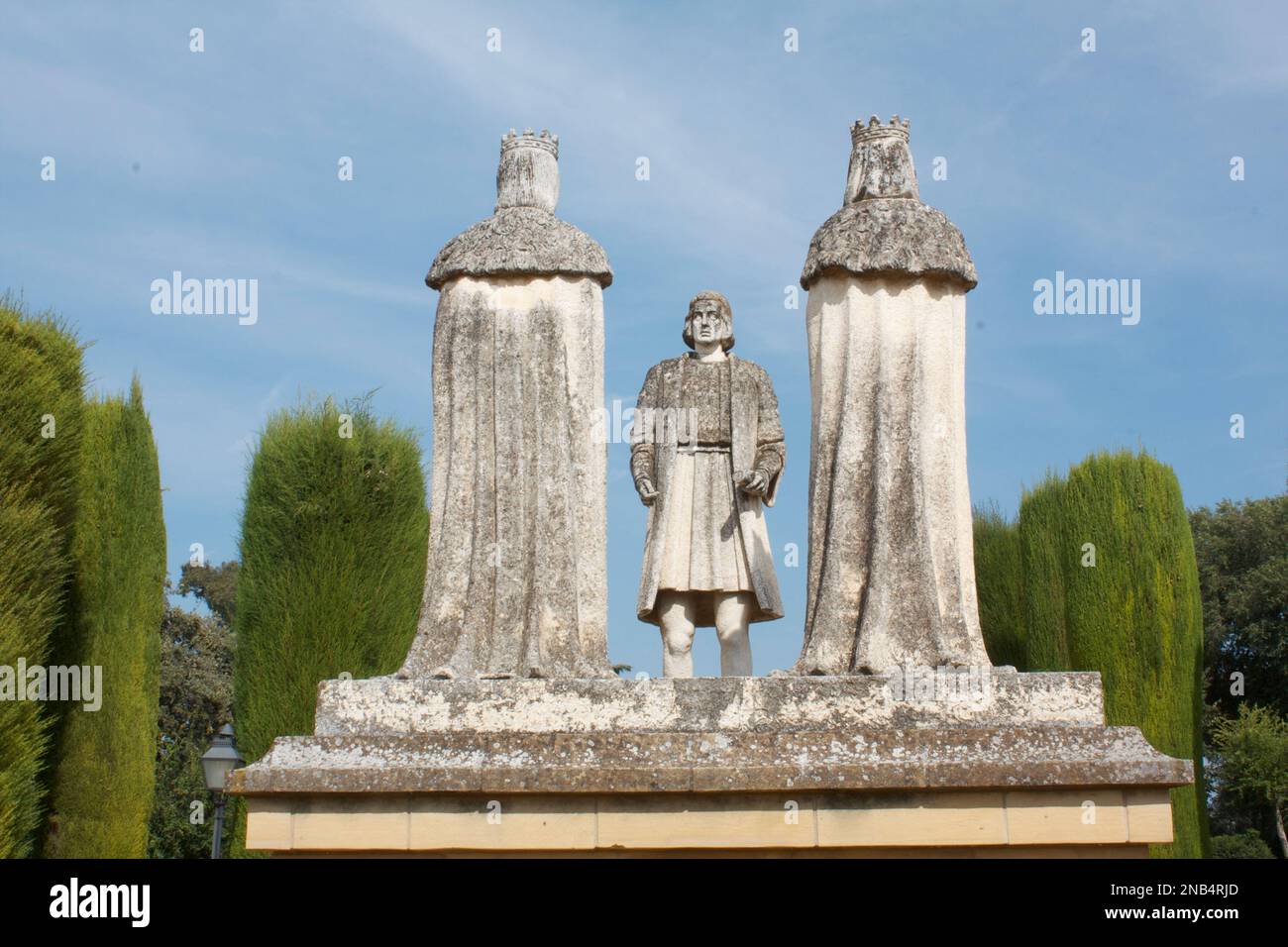 Estatua de los Reyes Católicos y Cristóbal Colón, Jardines del Alcázar, Córdoba, Andalucía, España Foto de stock