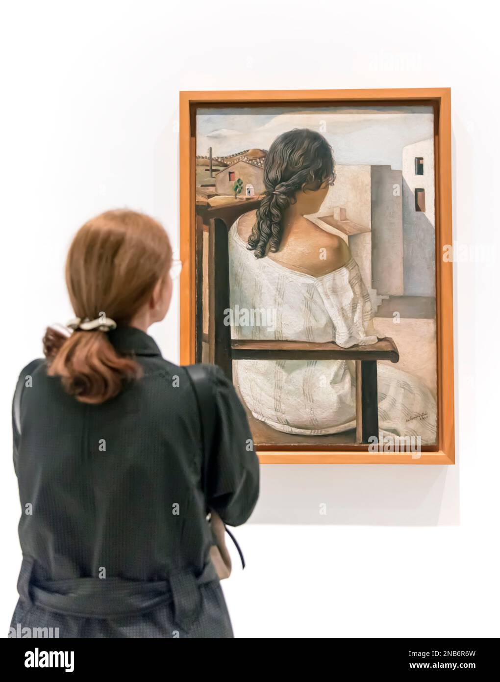 Una mujer mira una pintura de Salvador Dalí titulada Retrato (1925) en el Museo Reina Sofía de Madrid, España Foto de stock