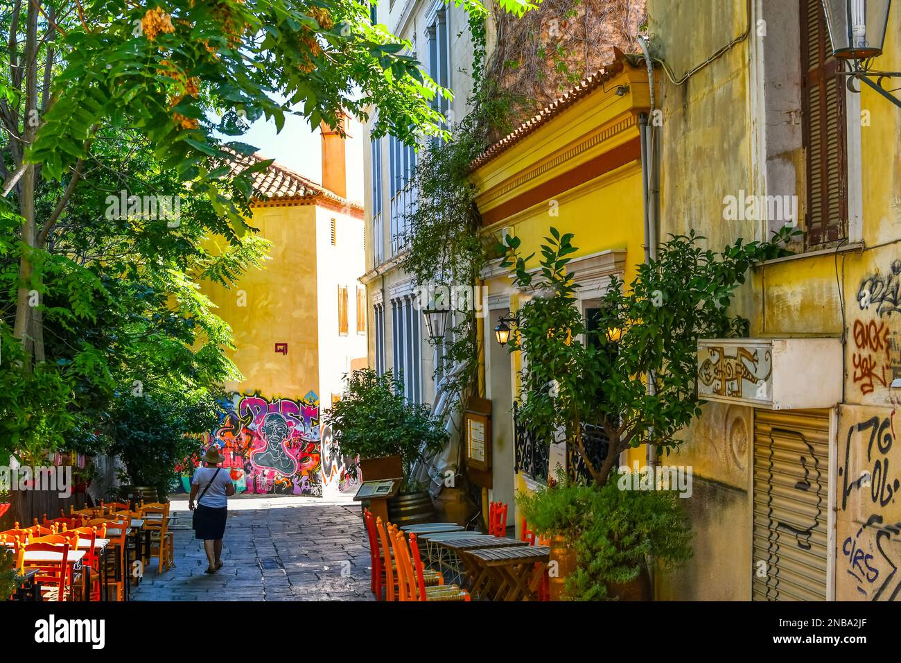 Un colorido callejón en la ladera del distrito de Plaka de Atenas