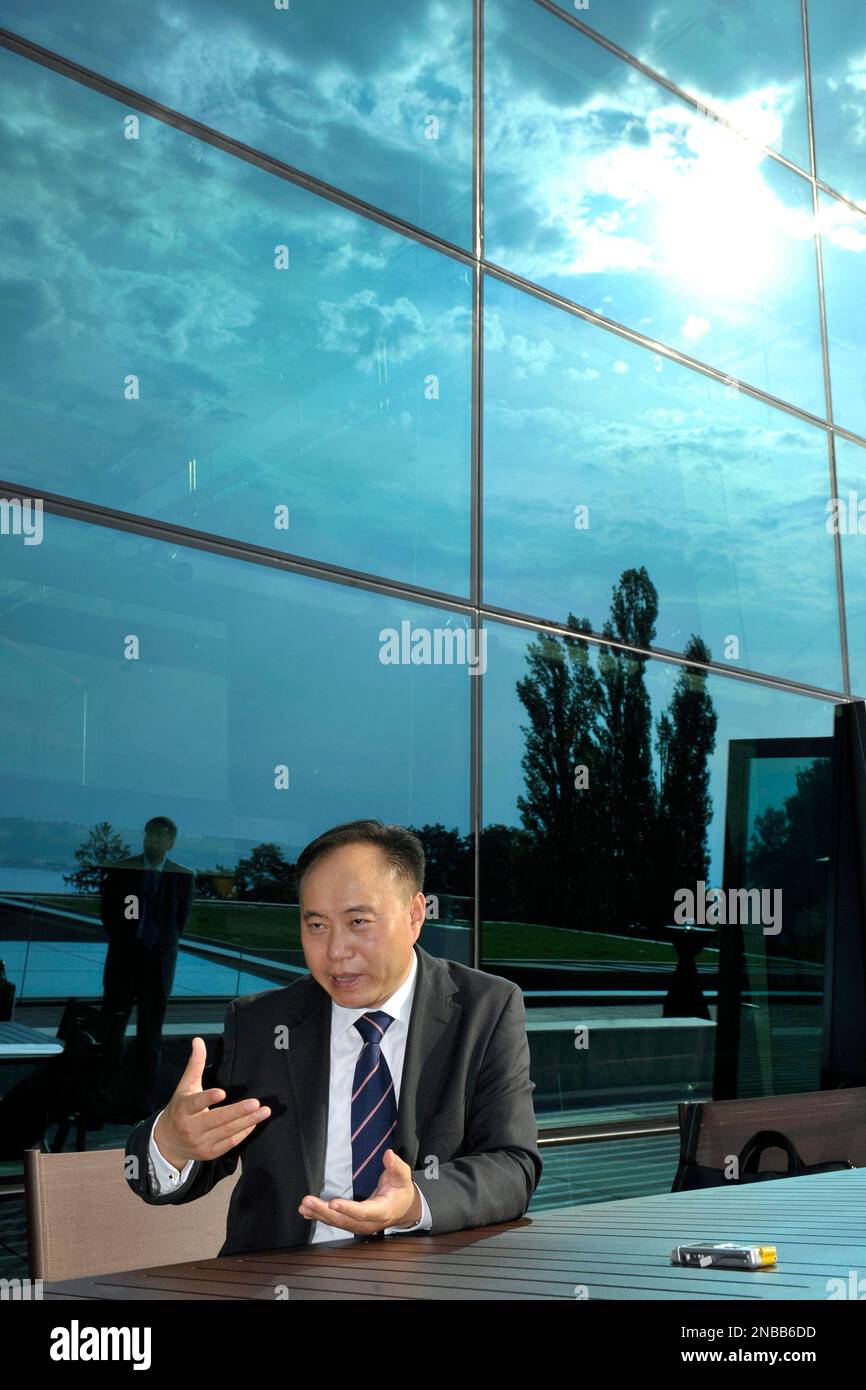 Zhengrong Shi, Founder and CEO of Suntech Power Co. Ltd., answers questions during an interview with the Associated Press at the WEF headquarters in Geneva, Switzerland, Thursday, Aug. 25. 2011. Shi Zhengrong, the CEO of Suntech Power Holdings Co., Ltd., said the G-20 advisory panel expects to issue a set of recommendations about five weeks from now on how world leaders can shift to solar, wind and other alternative energy sources - even in dire financial times. ( AP Photo/Keystone/Martial Trezzini) GERMANY OUT - AUSTRIA OUT Foto de stock