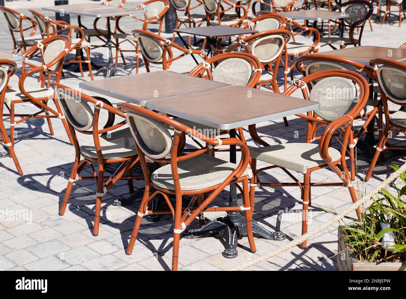 sillas francesas clásicas de madera en café restaurante al aire libre café  y mesas de metal terraza parisina Fotografía de stock - Alamy