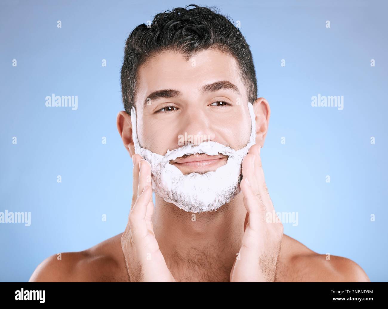Afeitado, espuma en la barba y hombre con las manos en la cara, sonrisa y  colocación del producto en el estudio de maqueta. Crema de afeitado facial,  cabello y cuidado de la