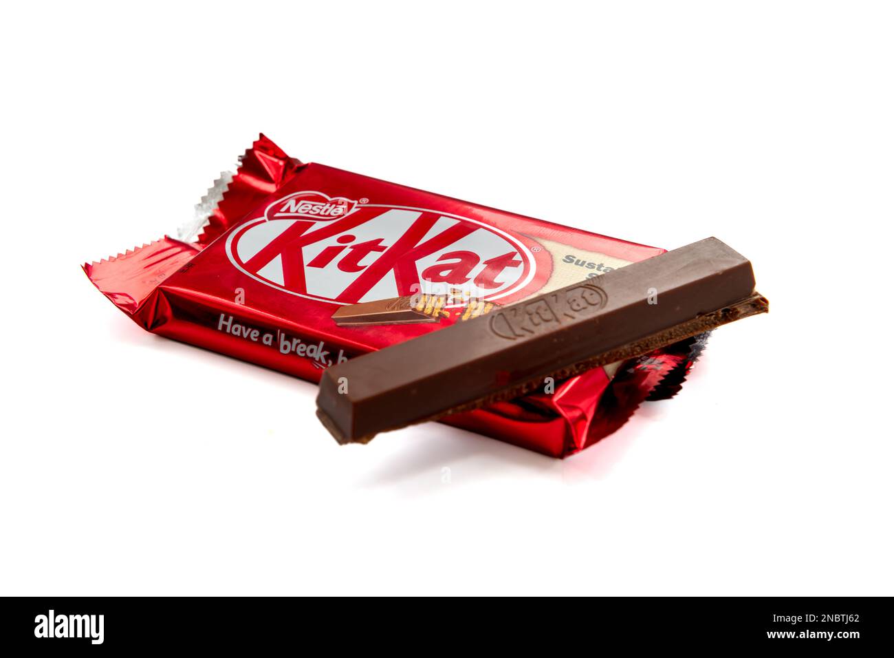 Londres. UK-02.12.2023. Un paquete de KitKat con una barra de chocolate rota en la parte superior. Aislado en un fondo blanco. Foto de stock