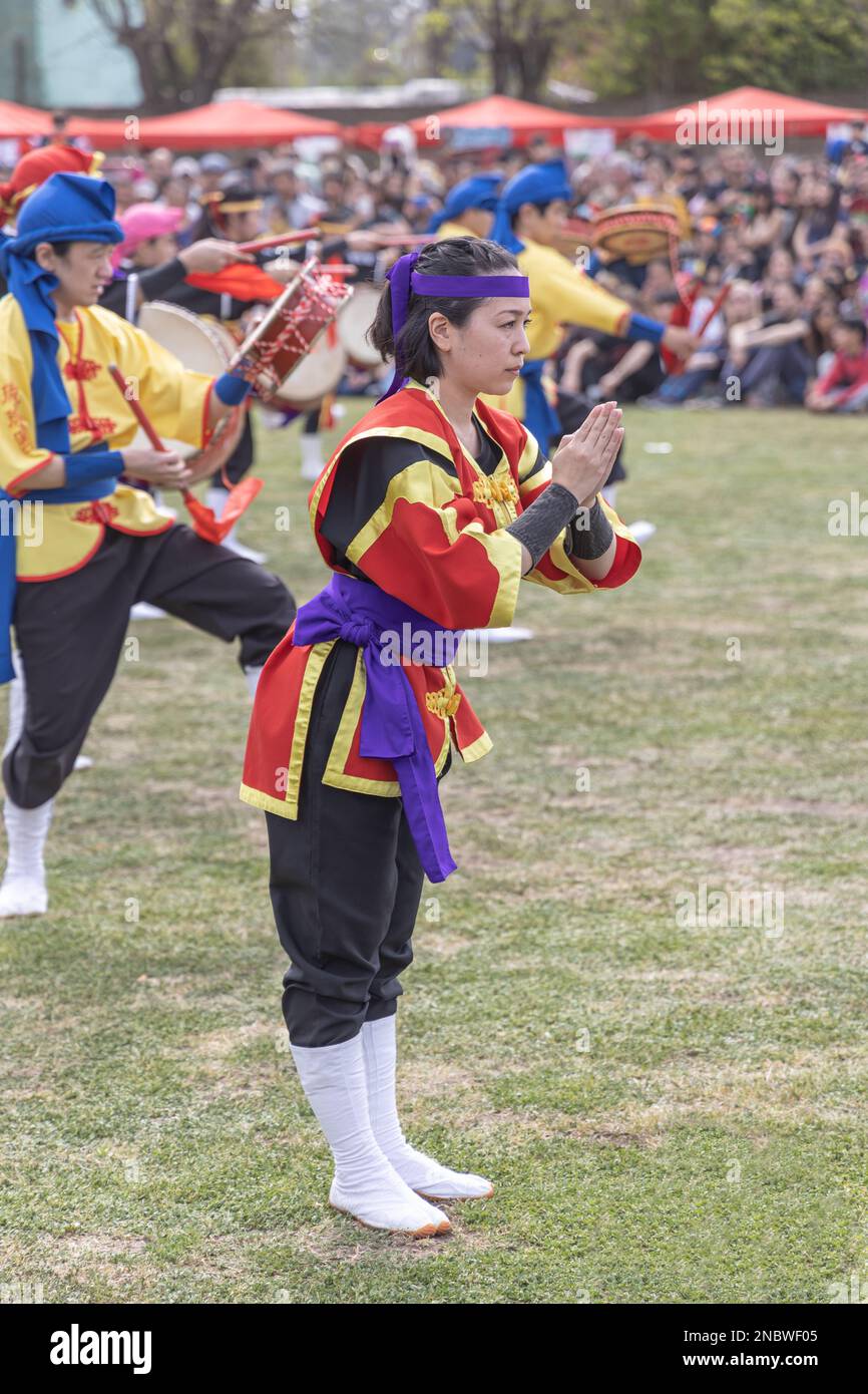 Buenos AIRES, ARGENTINA - 14th de febrero de 2023: Joven japonesa haciendo gesto de namaste. EISA (danza japonesa con batería) en Varela Matsuri. Foto de stock