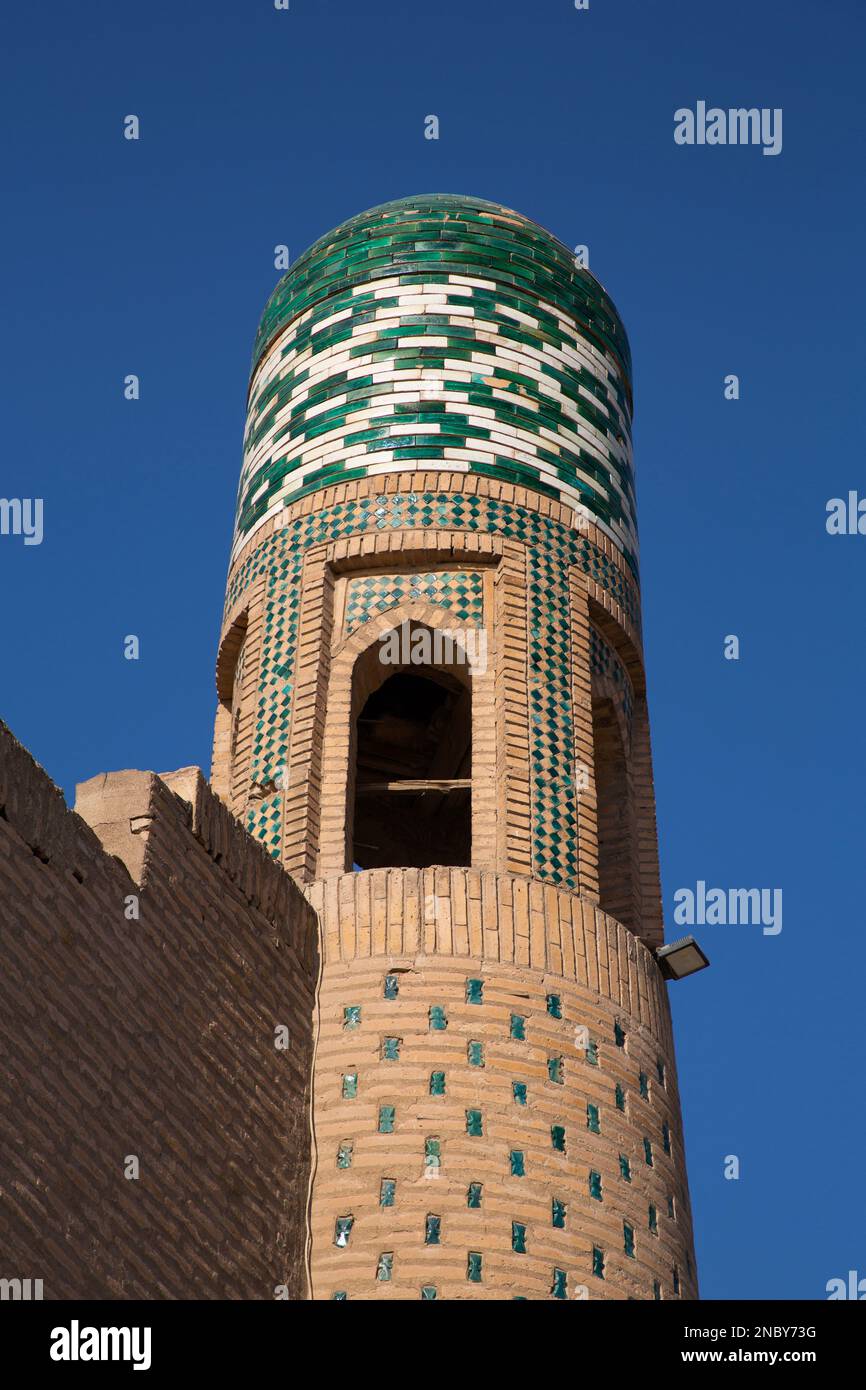 Torre, Islam Khoja Madrasah, Ichon Qala, Patrimonio de la Humanidad de la UNESCO, Khiva, Uzbekistán Foto de stock