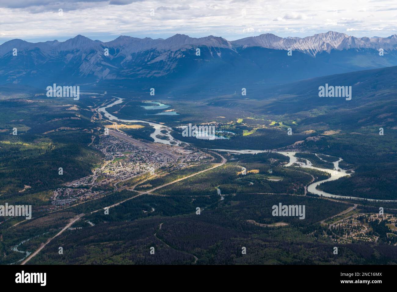 Ciudad de Jasper y paisaje del río Athabasca con las montañas rocosas canadienses vistas desde el Monte Whistler, Parque Nacional Jasper, Columbia Británica, Canadá. Foto de stock