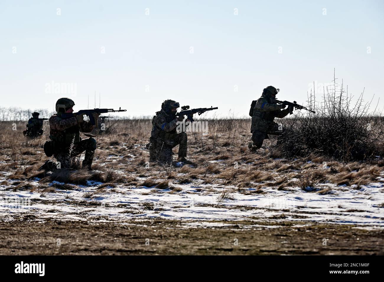 REGIÓN DE ZAPORIZHZHIA, UCRANIA - 8 DE FEBRERO de 2023 - Los soldados dominan la posición de tiro de rodillas durante la sesión de entrenamiento de tiradores ucranianos y. Foto de stock
