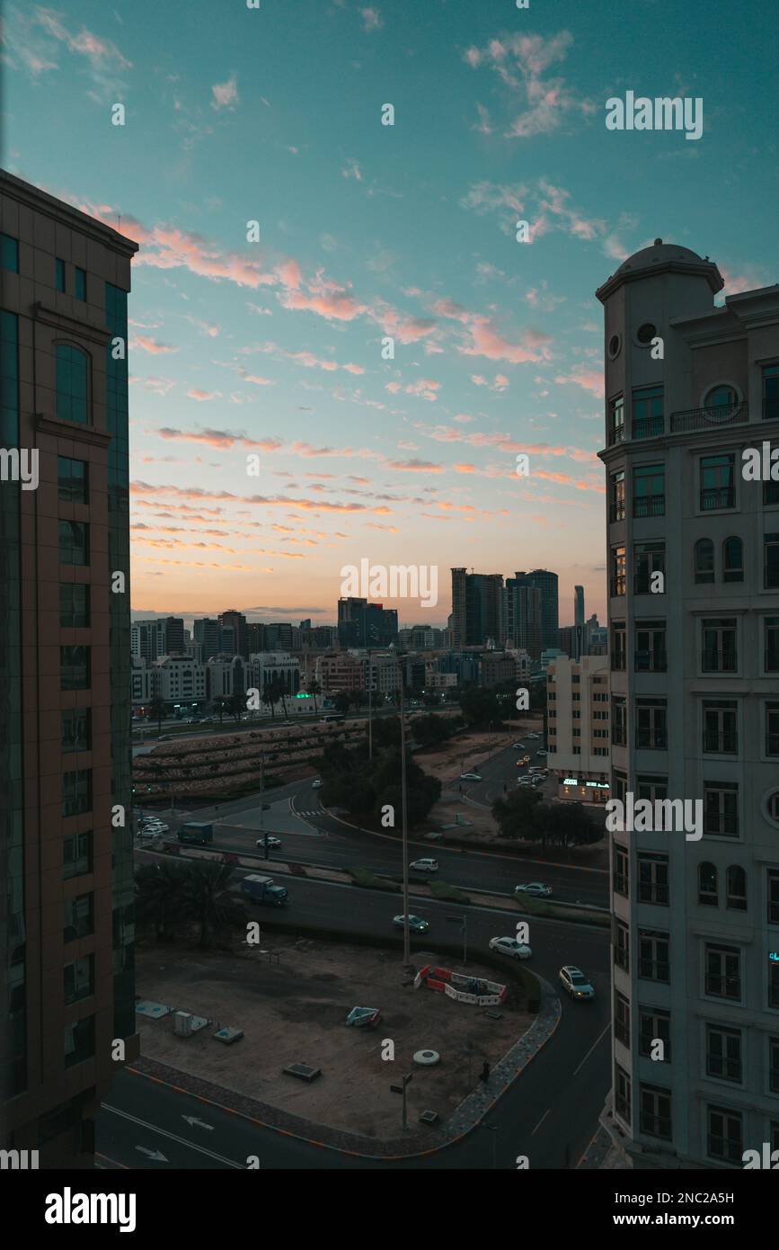 Diseño moderno de la arquitectura de la ciudad en la puesta del sol | horizonte de la ciudad de Abu Dhabi con hermosas nubes | UAE Foto de stock