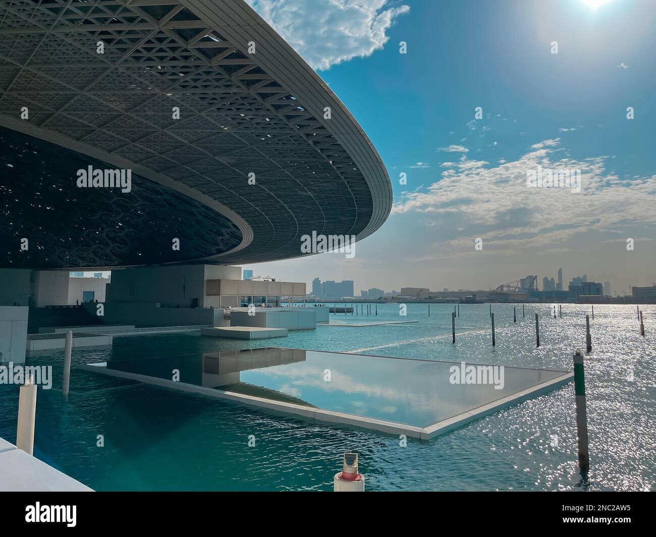 Diseño de edificios modernos y futuristas | el Louvre Abu Dhabi | un famoso museo de arte y civilización en los Emiratos Árabes Unidos Foto de stock