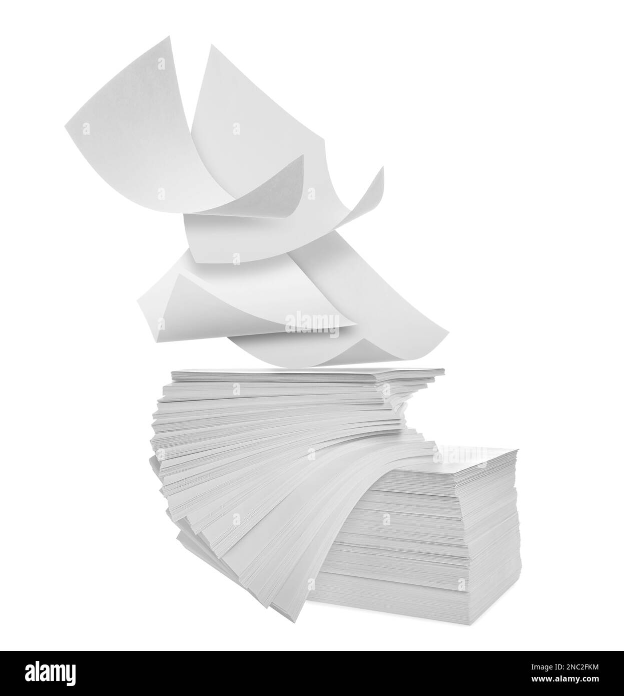 Hojas en blanco de papel volando sobre fondo blanco Fotografía de stock