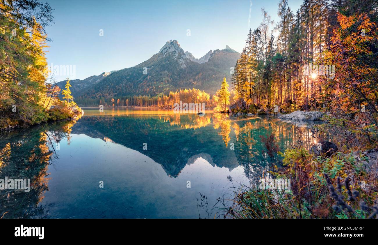 Emocionante vista de otoño del lago Hintersee con pico Hochkalter en el fondo, Alemania, Europa. Fantástica vista matutina de los Alpes bávaros. Belleza de la naturaleza Foto de stock